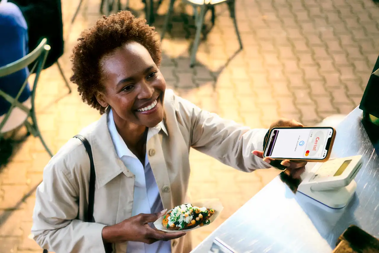 Donna paga il cibo con lo smartphone