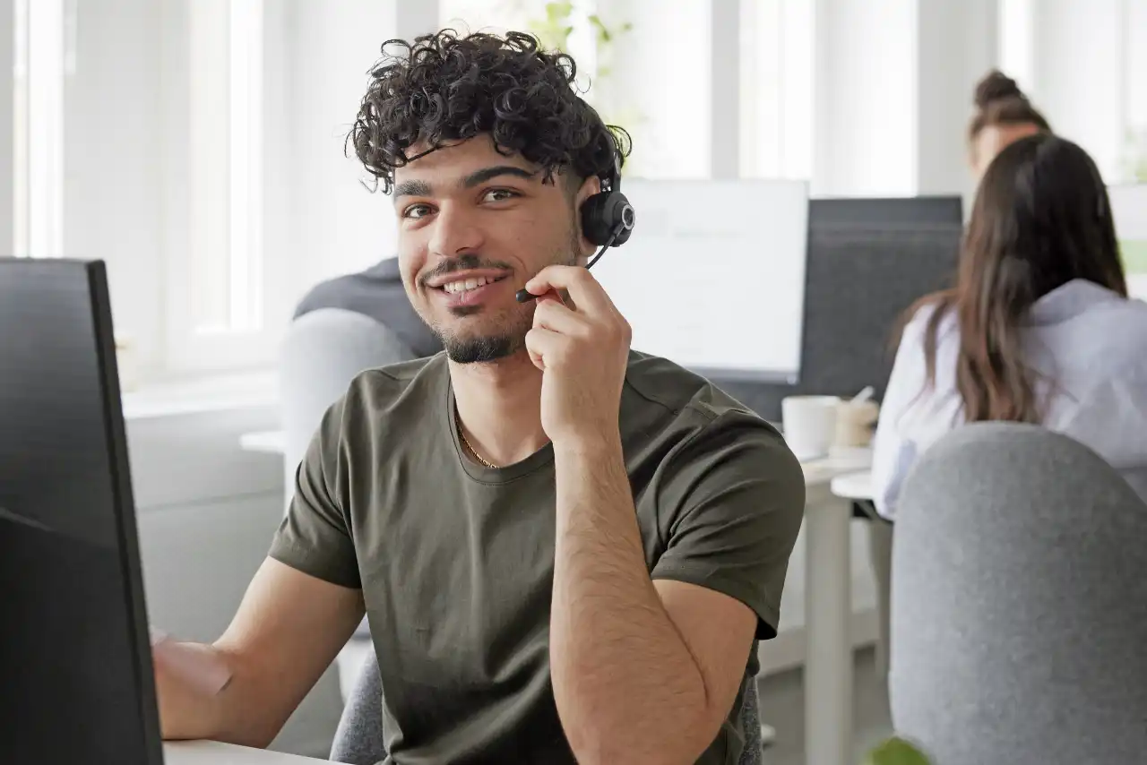 Kundendienstmitarbeiter am Telefon