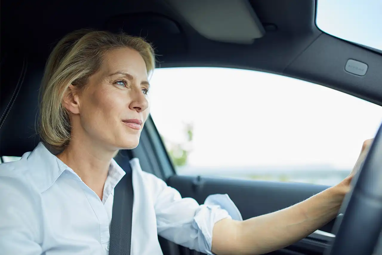 Donna bionda guida l'auto