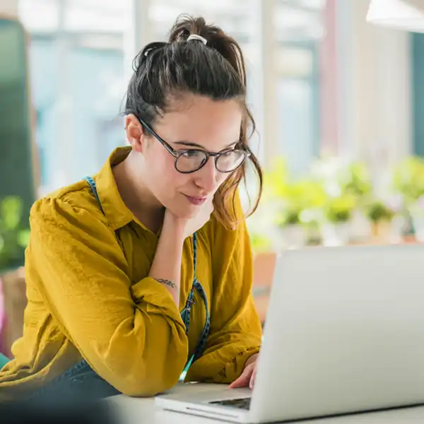 Frau mit Laptop