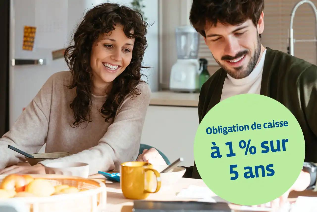 L'homme et la femme à la table du petit-déjeuner passent en revue des document
